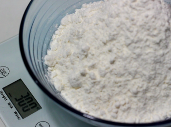 step1: 中筋面粉 300 g, 不需在面粉加入盬