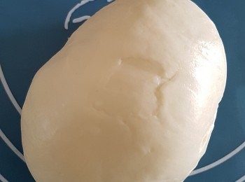 step2: 將麵糰取出後面層輕輕掃上一層薄油, 跟著用手搓揉一趟、用手按平後跟著用麵糰桿幹平， 闊度要容納上自己廚房用的刀尺寸, 因為往後我們便要用刀子在麵糰上一刀接一刀的切上