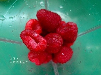 step1: 覆盆子100g洗乾淨（或任何喜歡的水果）