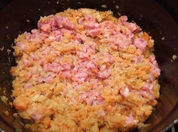 step3: 豬絞肉下鍋拌炒至上色,加入黑胡椒粉,再炒至有些焦香(水份減少,豬絞肉上色),紅酒倒入煮至酒精揮發,留下葡萄酒香。