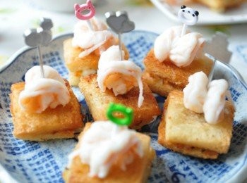 step7: 再將蝦仁放在吐司上層，以可愛的叉子裝飾固定住