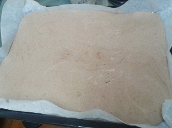 step4: 將蛋糕漿倒入蛋糕盤內，將蛋糕盤拍在枱上數下，讓空氣排出。放入焗爐170度焗15至18分鐘