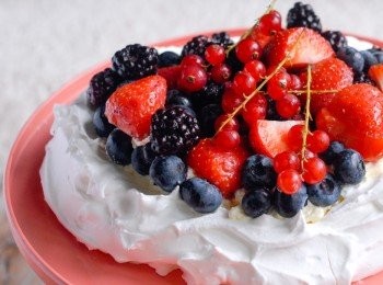 step6: 將打發的淡忌廉塗在蛋白霜上，加上水果作裝飾即成～