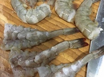 step1: 先將蝦洗淨去殼去腸, 一半開邊, 一半用刀背拍一下然後刴碎