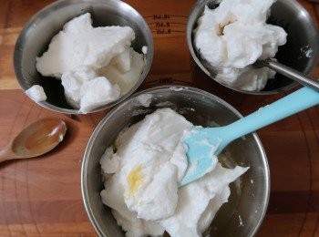 step3: 平均分入三色麵糊內，混合好入模。