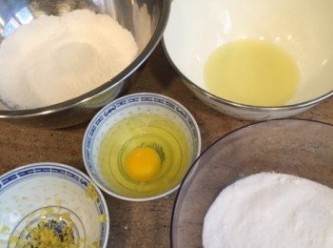 step1: 1)將檸檬汁加入糖攪拌再加入蛋及檸檬皮攪勻, 最後加入過篩麵粉