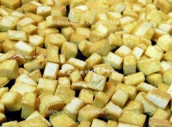 step3: 豆干洗淨瀝乾，切成適當大小，加一點油炒香。