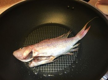 step3: 燒熱油鑊，中火加入紅衫魚煎約2分鐘