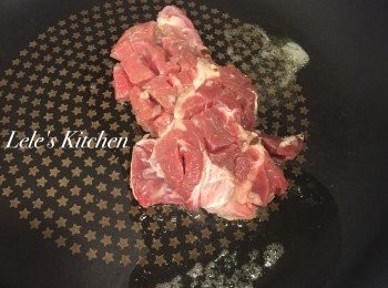 step3: 先把洋蔥末撥掉，用奶油熱鍋後
牛排入鍋煎至兩面上色
