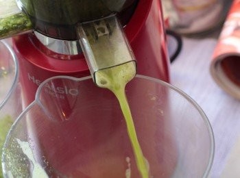 step4: 將西蘭花放入慢磨機，分別磨出渣及汁備用。