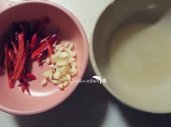 step2: 辣椒去籽切絲.蒜頭切碎.白醋加入糖拌勻備用