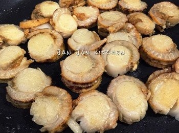 step2: 熱油慢煎帶子5分鐘，其間需反動一至兩次。