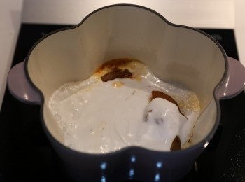 step3: 先將黃咖哩及椰漿炒香