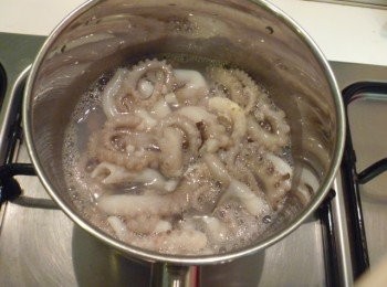 step2: 隔天放入滾水灼.表面變色就好.撈起備用.