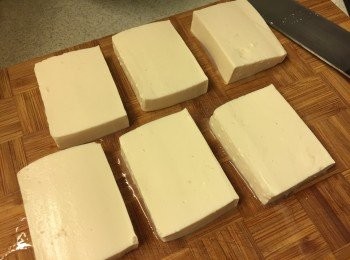 step1: 硬豆腐切開粗件後用廚房紙吸乾水份