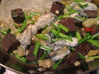step6: 再加入味淋，蚵，韭菜一起炒熟，調味即可