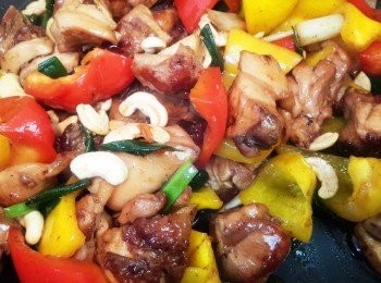 step4: 再加入雙椒~米酒熗鍋後加入蠔油,黑醋調味 最後倒入腰果拌勻炒熟即可