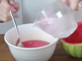 step3: 然後加入準備好的冰水，拌勻。