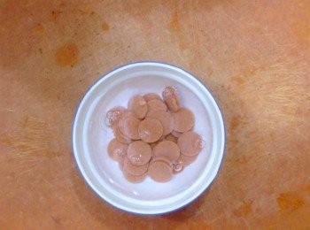 step2: 山楂片拆開包裝，加半杯水浸發半小時