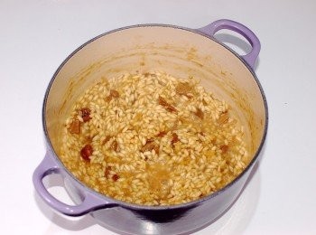 step7: 將湯汁煮到飯裡之後,開始加入第一杓的高湯,持續攪拌...(用小火煮)高湯被飯吸收之後,再一杓一杓慢慢加入高湯,持續攪拌...把米飯滑潤的澱粉搓揉出來,讓飯吸收了一杓高湯再加入另一杓高湯(持續攪拌),整個過程約15~20分鐘(看每個人喜歡的口感),先試吃一下飯粒的口感,如果還沒熟,繼續加高湯。直到飯煮軟了但還是略帶嚼勁,這時可加入海鹽調味(如果高湯用完,就用熱開水也行)