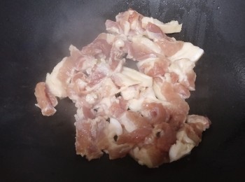 step2: 落油，先爆炒五花腩至8成熟，灑少少燒酒，撈起備用