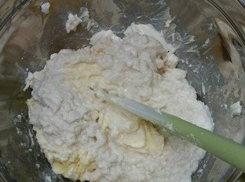 step3: 砂糖、cream cheese250g混合。加入豆腐拌勻，再過篩待用。