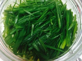 step2: 葱洗淨去掉根部，用廚房紙抹乾，按喜好剁蓉或切絲。喜歡較有口感的將葱切段後再切成絲，剁成蓉做沾醬則較容易依附在食物表面。切好後鋪在薑蓉上。