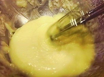 step5: 開始加入油 使用湯匙一匙一匙慢慢的加入 分次加入的油都需打到油與水已充份混合沒有油水分離 才可再加入一匙油繼續打 最後約剩兩匙油時加入檸檬汁可增加水份及檸檬香氣