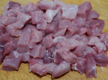 step2: 豬肉切成3公分左右的小方塊。