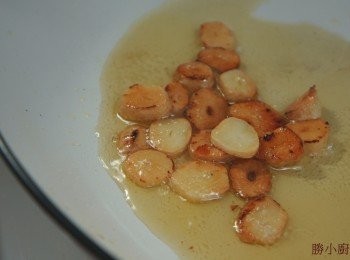 step3: 蒜頭一半切細末 一半切片 鍋中加一大匙橄欖油中小火把蒜片煎到兩面金黃焦香盛出備用