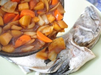 step5: 將咖哩醬汁全部燴淋清蒸好的紅花斑魚