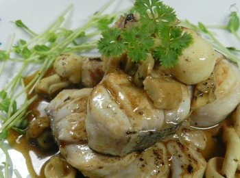 step8: 將醬汁淋在旗魚肚上~就完成囉~