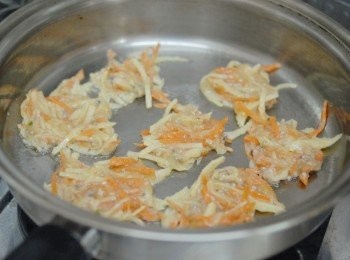 step3: 熱鑊下油，下一大湯匙的蔬菜魚肉，用湯匙背將肉壓扁（成煎餅狀），煎至金黃色即成！