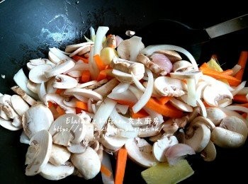 step8: 逐一加入甘旬 , 洋蔥 , 磨菇片兜勻炒至微軟身