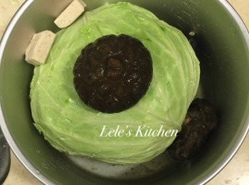 step2: 放入電鍋中，內鍋加400cc的水，再加入香菇添加香氣，沒有也沒關係~
最後放兩顆雞湯塊(記得要放進水中喔，我只是為了拍照所以先放上面)
接著就送進電鍋，外杯一杯水開始蒸！