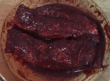 step4: 將肉放入醬汁中均勻裹好，便可密封放入冷藏過夜。