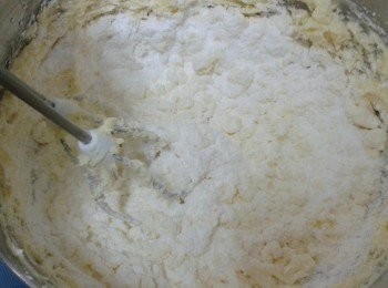 step3: 分三次篩入糖霜，先用慢速打，然後加速，打約兩分鐘，然後再篩入糖霜，重覆此步驟