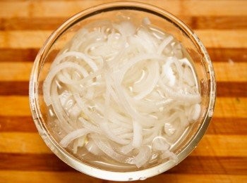 step1: 將洋蔥切成細絲後，泡冰水備用。