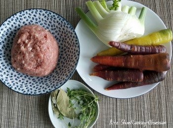 step1: 豬肉剁碎，略撻起膠，加鹽，白胡椒粉略醃