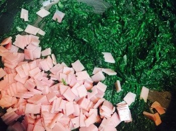 step3: 開火煮熱菠菜蓉，加入火腿粒炒匀，放鹽及黑椒調味。