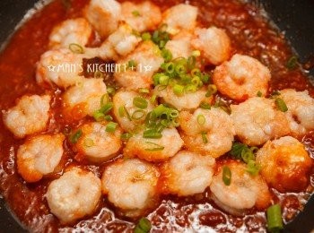 step6: 起鍋前再把蝦仁與蔥花下鍋煮熟，並且醬料微微收乾即可。