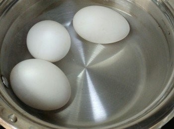 step1: 鴨蛋洗淨放入鍋凍水開始一齊㷛水, 水滚起計㷛2分鐘, 視乎火力 (中火也可以), 關火浸1.5-2分鐘 (視乎蛋的大細或喜愛流心的程度), 多試就可掌握流心的程度。取出後即浸冰水 (即冰+水), 待冷後可輕易去掉蛋殼, 然後放入浸料