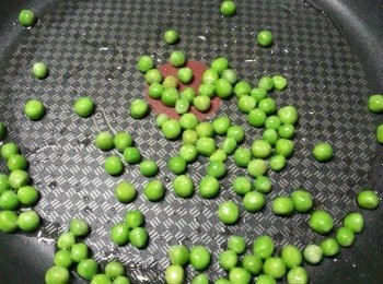 step6: 用1湯匙起油鑊,油熱後加入青豆略炒