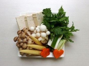 step3: 選擇個人喜愛的蔬菜及菇類,豆腐是一定要的啦!