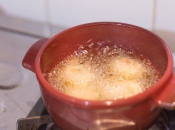 step7: 鍋內下足夠的油，油高度最少要浸到蛋的一半高度，開中慢火，油夠熱之後放入已包好的蛋，慢慢炸至肉熟透及微微金黃色為止，大約要七分鐘左右
取起炸過的蛋，轉大火，油熱後快速翻炸一次，迫出多餘油份及炸至金黃色即可取起，伴較早時混合好的<span class="group_2">沾醬</span>享用