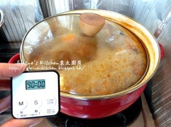 step7: 用中火煮滾後繼續用中火煮15分鐘 , 蓋上蓋轉慢火煲 1 1/2 小時