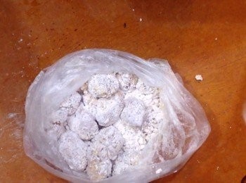 step8: 蕃薯粉先入袋備好，雞蛋打發好
煎鍋下油先預熱，把一粒蕃薯粉下鍋立即浮起就是油溫好了
把醃好的排骨，逐件先上蛋液再撲粉