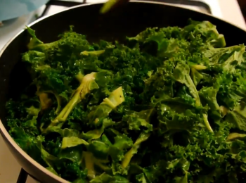 step3: 放入羽衣甘藍炒至縮水
