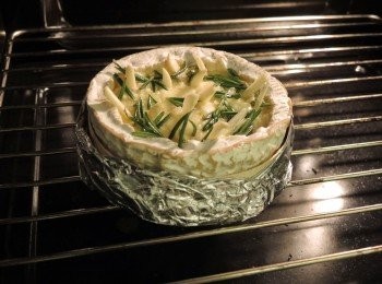 step4: 用錫紙包着芝士，放入焗爐200度20分鐘便成。麵包可以在最後7～8分鐘時一同放入烤脆便可。