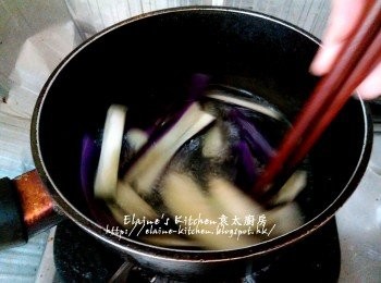 step5: 茄子洗淨切段放入油鑊中拌勻 , 用慢火慢慢炸至微軟(約2分鐘)